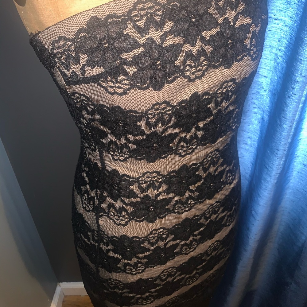 NUDE STRAPLESS DRESS W/LACE OVERLAY